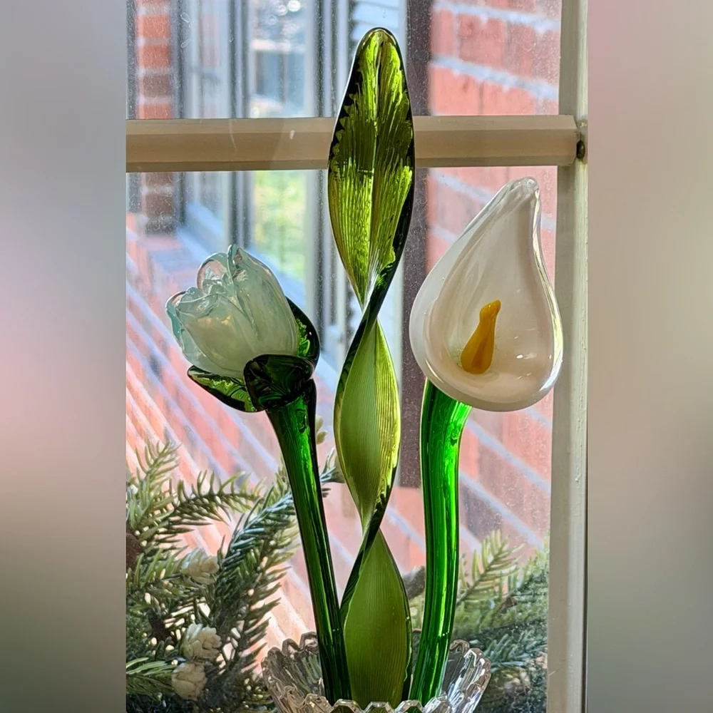 BEAUTIFUL, VINTAGE, HAND-BLOWN LAMPWORKED GLASS FLOWERS.